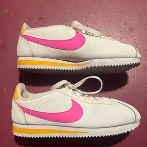 NIKE Cortez *all leather* unique white w/ hot pink swoosh women’s size 9